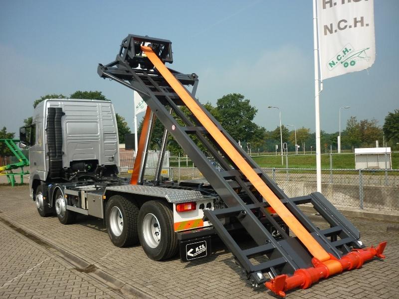 Transport en rechtop zetten van zeecontainers.........