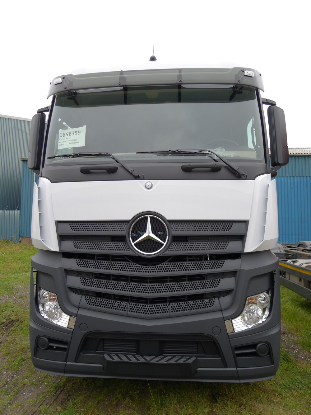 Nieuwe mercedes trucks rollen binnen.........