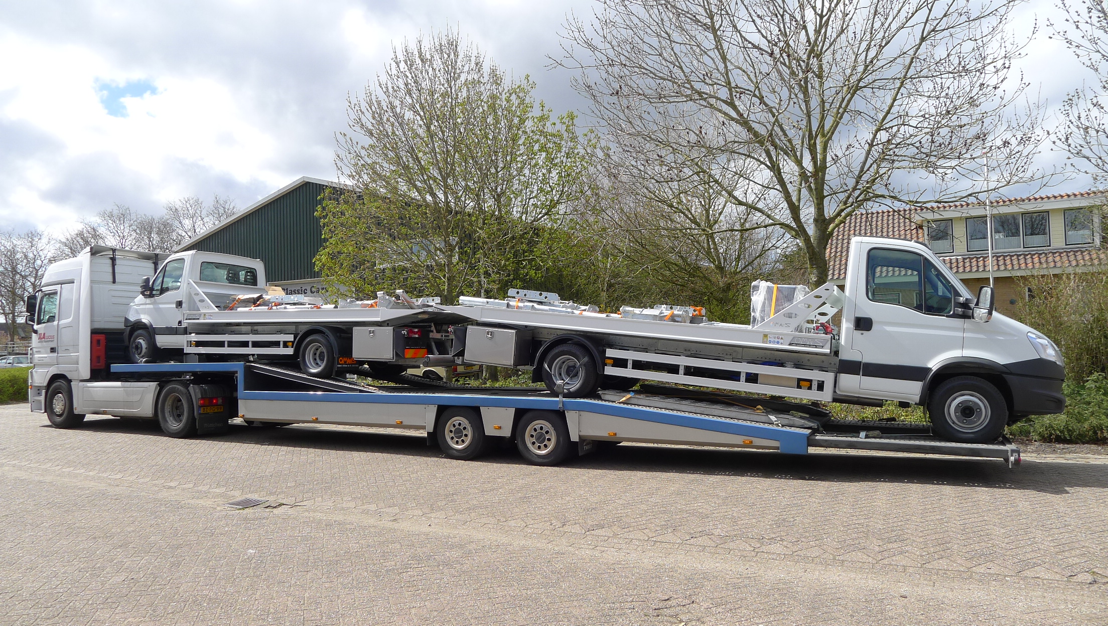 Trailers vol nieuwe bergingsvoertuigen...........