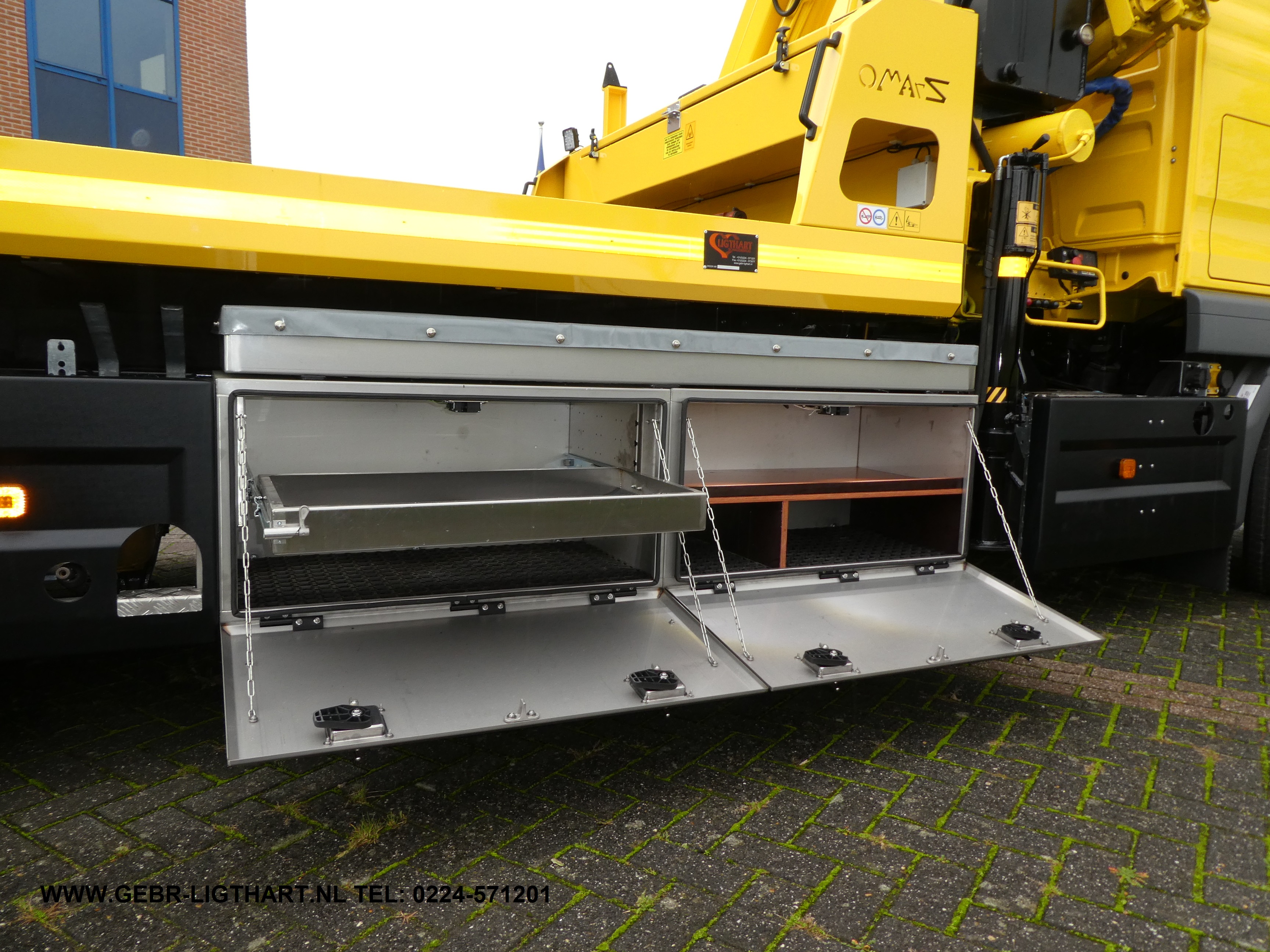 Overbouw Omars schuifplateau + autolaadkraan op nieuw truck chassis